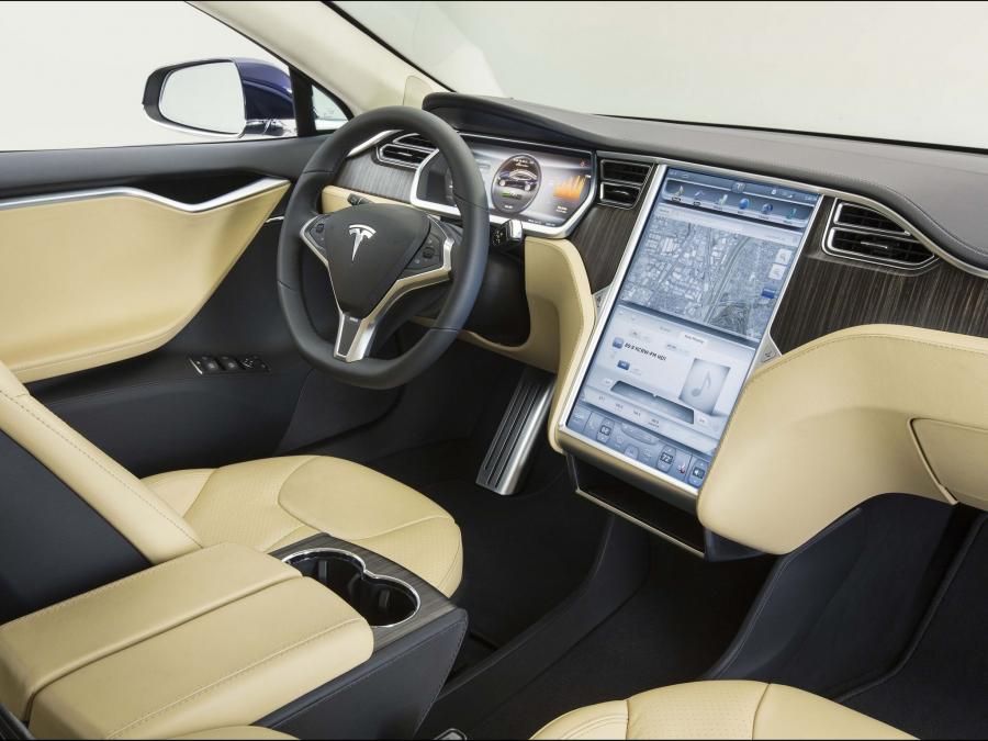 Интерьер Tesla Model S 2012 года  (фото 8 из 88)